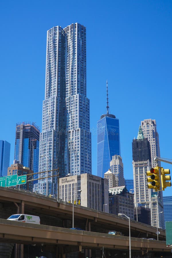 Edificio di Gehry a New York - architettura molto moderna MANHATTAN - NEW YORK - 1° aprile 2017