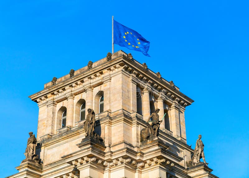 Edificio di Reichstag con la bandiera di UE a Berlino fotografia stock libera da diritti Edificio di Reichstag con la bandiera di UE a Berlino fotografia stock libera da diritti