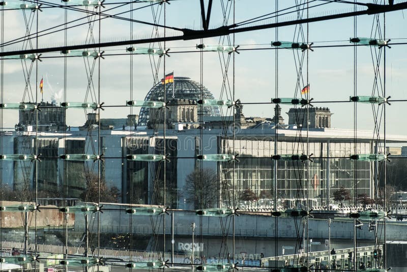 Edificio di Reichstag e Pal Loebe Haus, Berlino immagini stock libere da diritti Edificio di Reichstag e Pal Loebe Haus, Berlino immagini stock libere da diritti