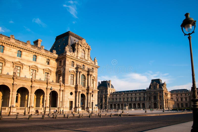 Edificio francés histórico en el museo del Louvre imágenes de archivo libres de regalías Edificio francés histórico en el museo del Louvre imágenes de archivo libres de regalías