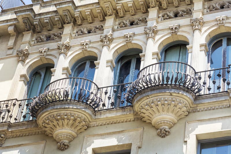 Edificio hermoso del balcón y del vintage en Barcelona, española fotos de archivo Edificio hermoso del balcón y del vintage en Barcelona, española fotos de archivo