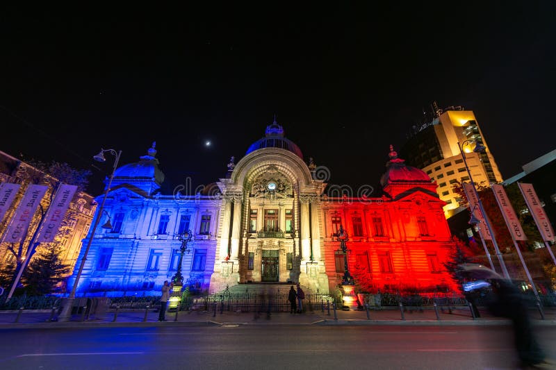 Edificio histórico de la CCE del festival de la luz del punto de Bucarest con el holograma de la bandera nacional rumana imagen de archivo libre de regalías Edificio histórico de la CCE del festival de la luz del punto de Bucarest con el holograma de la bandera nacional rumana imagen de archivo libre de regalías