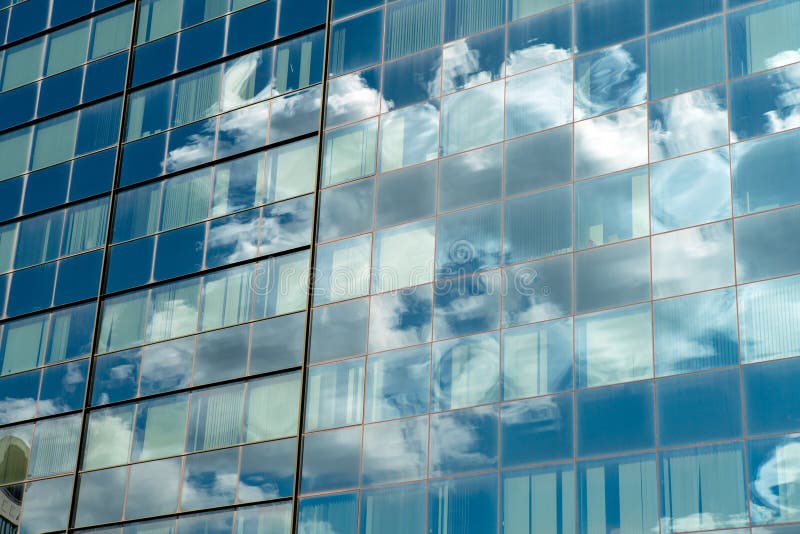 Edificio industrial moderno con el vidrio Reflexión de los wi del cielo azul foto de archivo libre de regalías Edificio industrial moderno con el vidrio Reflexión de los wi del cielo azul foto de archivo libre de regalías