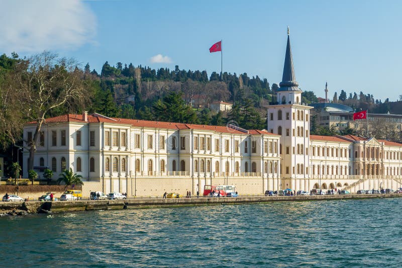 Edificio militar de la escuela secundaria de Kuleli con la torre y las banderas de Turquía en la orilla del estrecho de Bosphorus fotografía de archivo Edificio militar de la escuela secundaria de Kuleli con la torre y las banderas de Turquía en la orilla del estrecho de Bosphorus fotografía de archivo