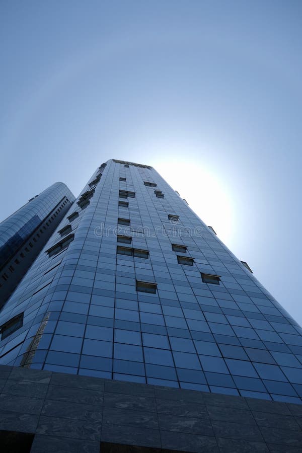 Edificio moderno con halo solar imágenes de archivo libres de regalías Edificio moderno con halo solar imágenes de archivo libres de regalías