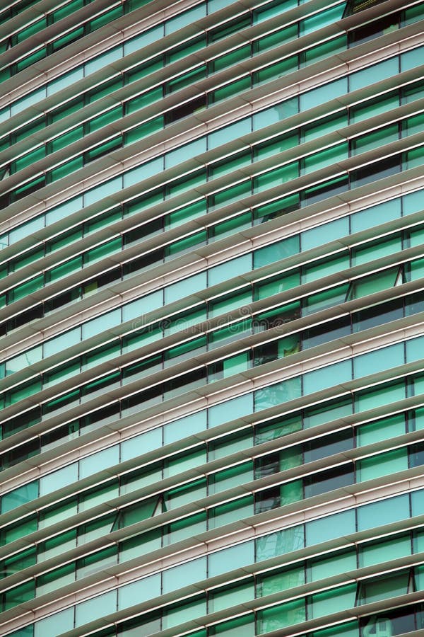 Edificio moderno Edificio de oficinas moderno con la fachada del vidrio fotos de archivo libres de regalías Edificio moderno Edificio de oficinas moderno con la fachada del vidrio fotos de archivo libres de regalías