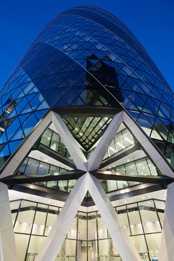 30 edificio o cetriolino della st Mary Axe illuminato su Londra fotografie stock libere da diritti 30 edificio o cetriolino della st Mary Axe illuminato su Londra fotografie stock libere da diritti