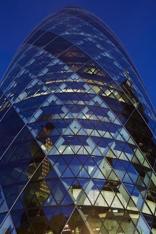30 edificio o pepinillo del St Mary Axe iluminado en la noche en Londres fotos de archivo 30 edificio o pepinillo del St Mary Axe iluminado en la noche en Londres fotos de archivo