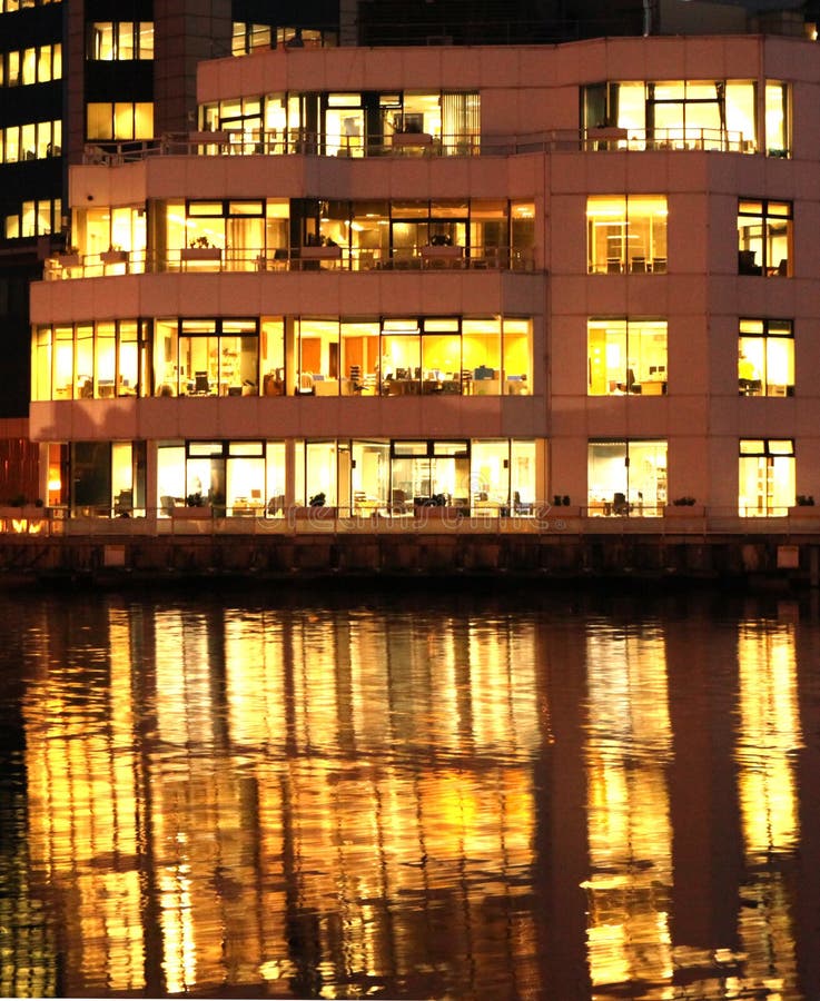 Edificio per uffici di Canary Wharf nella penombra fotografia stock Edificio per uffici di Canary Wharf nella penombra fotografia stock