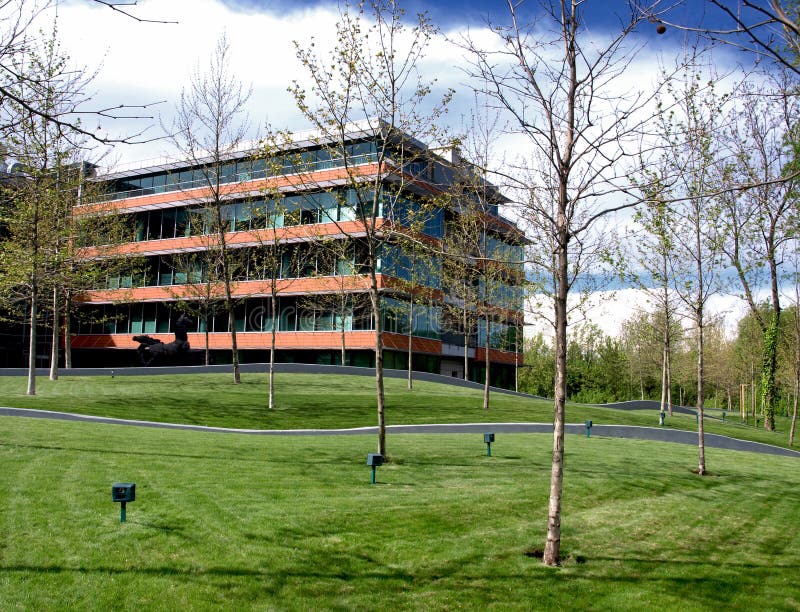 Edificio per uffici ecologico immagini stock Edificio per uffici ecologico immagini stock