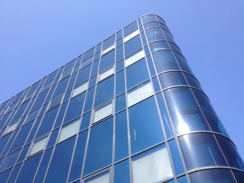 Edificio per uffici moderno di glas in Rijswijk, Netherlan immagine stock Edificio per uffici moderno di glas in Rijswijk, Netherlan immagine stock