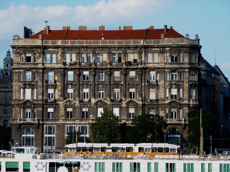 Edificio residencial clásico en Budapest, Hungría fotografía de archivo Edificio residencial clásico en Budapest, Hungría fotografía de archivo