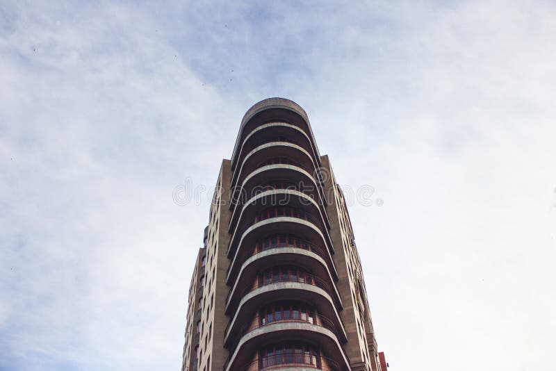 Edificio residenziale di palazzo multipiano, vista da sotto fotografie stock libere da diritti Edificio residenziale di palazzo multipiano, vista da sotto fotografie stock libere da diritti
