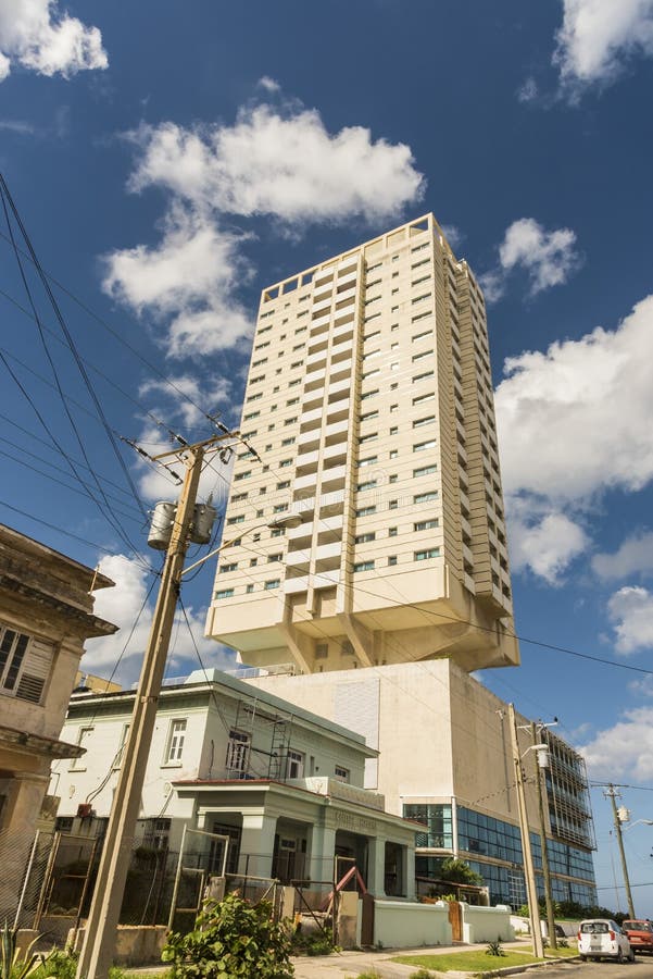Edificio residenziale Vedado Avana di palazzo multipiano fotografie stock libere da diritti Edificio residenziale Vedado Avana di palazzo multipiano fotografie stock libere da diritti