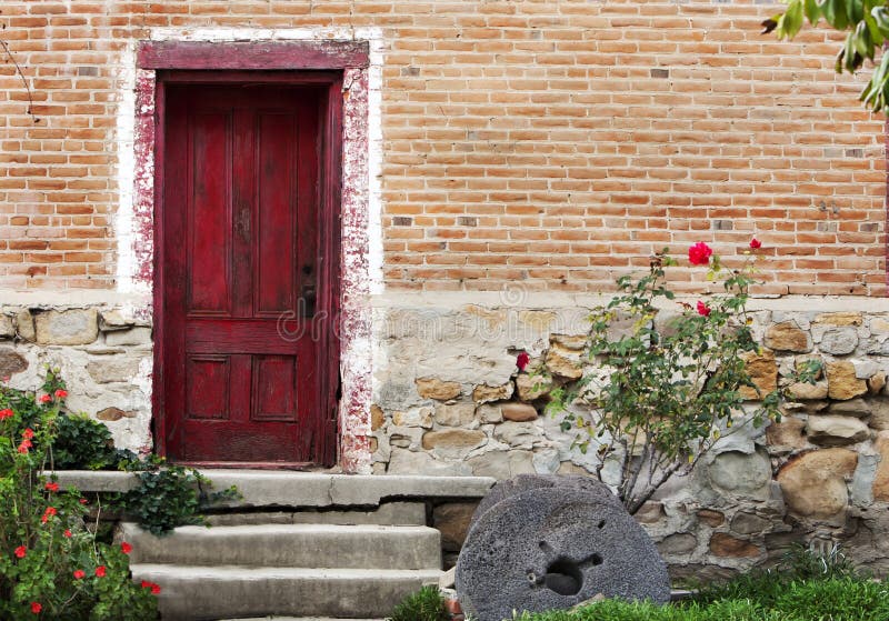 Edificio rojo rústico de la piedra del ladrillo de la puerta