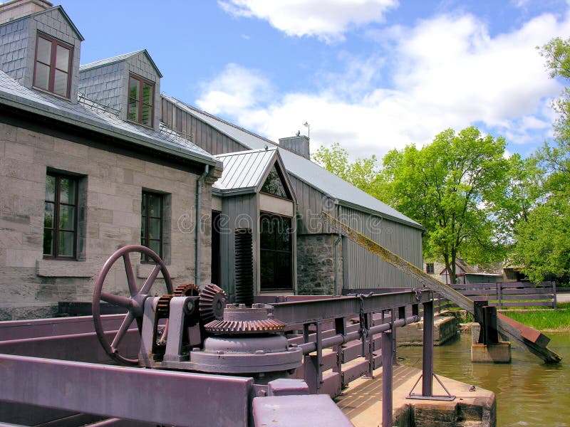 Edificio viejo para la presa en la isla de los molinos, Canadá foto de archivo Edificio viejo para la presa en la isla de los molinos, Canadá foto de archivo