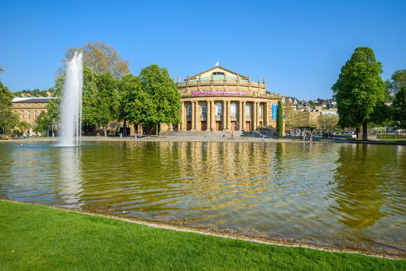 Edificio y fuente de la ?pera del teatro del estado de Stuttgart en el lago Eckensee, Alemania foto de archivo libre de regalías Edificio y fuente de la ?pera del teatro del estado de Stuttgart en el lago Eckensee, Alemania foto de archivo libre de regalías
