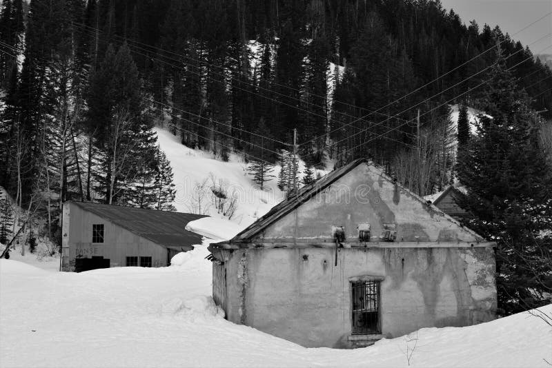 Edificios Averiados Viejos De La Fábrica Foto de archivo - Imagen de