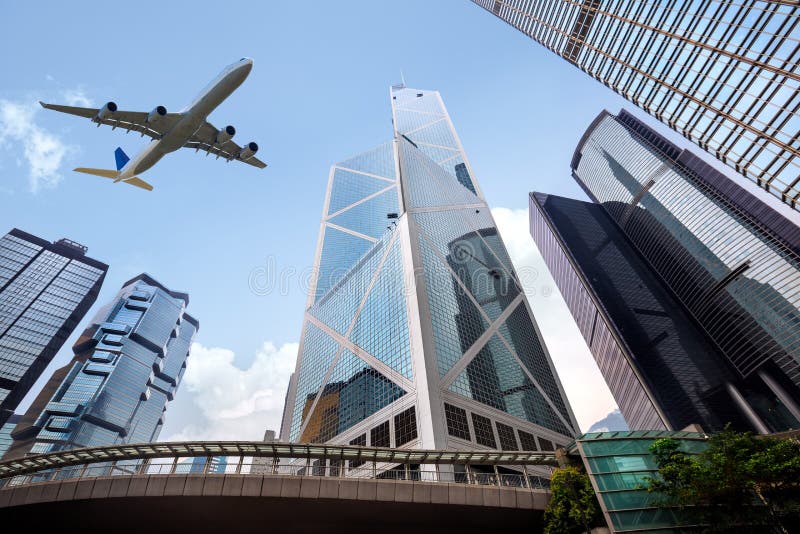 Edificios altos de la ciudad y un vuelo plano de arriba fotografía de archivo libre de regalías