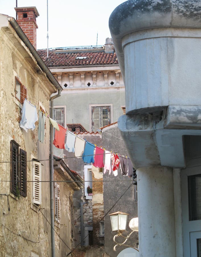Edificios antiguos en la calle vieja de Rovinj, Croacia, Europa foto de archivo Edificios antiguos en la calle vieja de Rovinj, Croacia, Europa foto de archivo