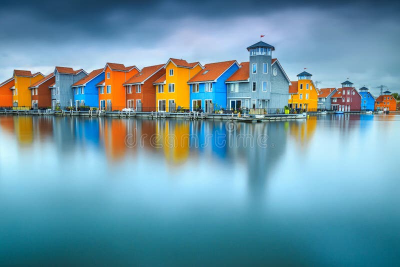Edificios coloridos fantásticos en el agua, Groninga, Países Bajos, Europa imágenes de archivo libres de regalías