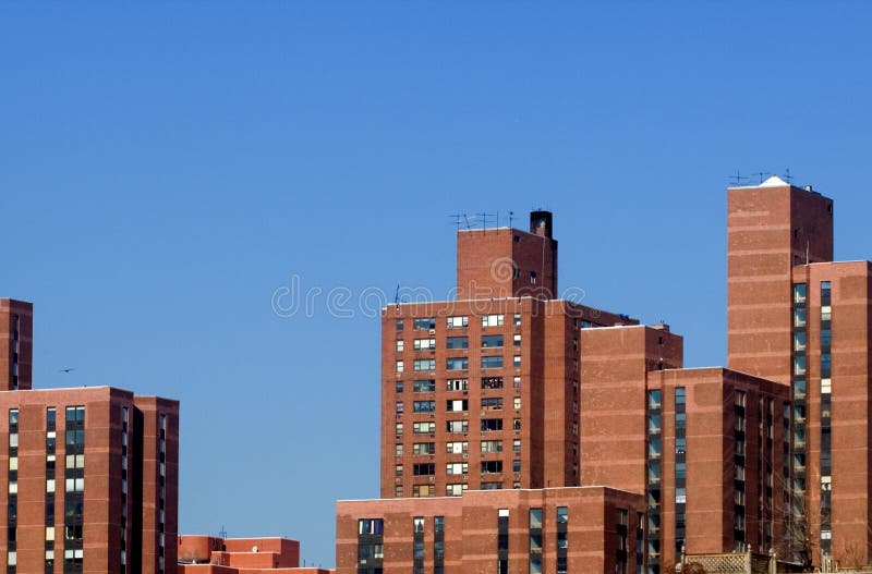 Edificios de Brown contra el cielo azul fotografía de archivo