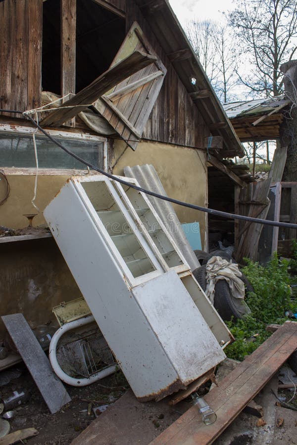Edificios de los tugurios, conteniendo los tugurios pobres, casas de madera de la emergencia imagen de archivo Edificios de los tugurios, conteniendo los tugurios pobres, casas de madera de la emergencia imagen de archivo