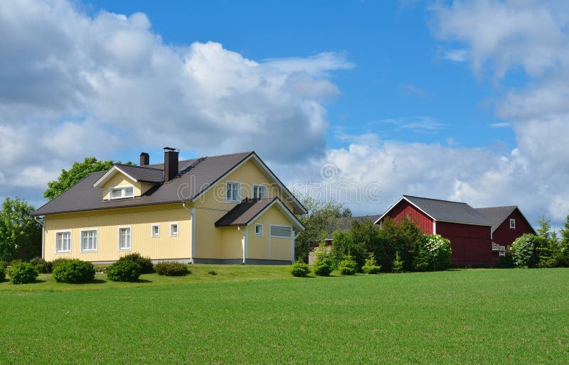 Edificios modernos del casa de campo y agrícolas imágenes de archivo libres de regalías Edificios modernos del casa de campo y agrícolas imágenes de archivo libres de regalías