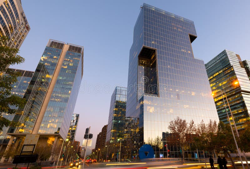 edificios-de-oficinas-modernos-en-el-centro-negocios-nueva-las-condes-distrito-santiago-chile-regi%C3%B3n-metropolitana-agosto-192089167.jpg