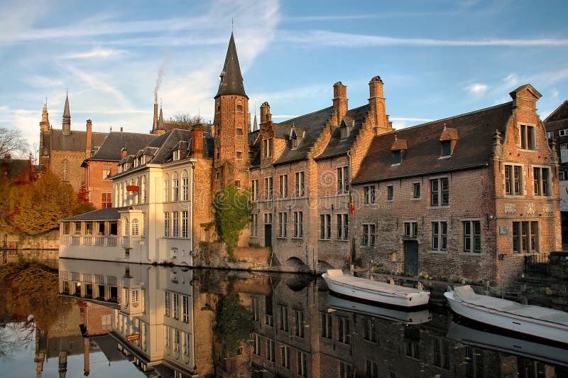 Edificios en el canal en Brugges, Bélgica