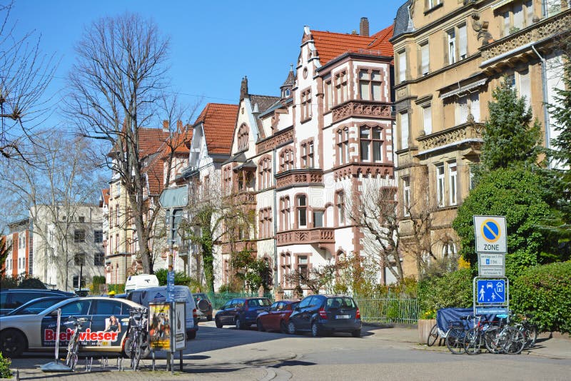 Edificios europeos históricos viejos del estilo en la parte occidental de la ciudad Heidelberg en Alemania fotografía de archivo libre de regalías Edificios europeos históricos viejos del estilo en la parte occidental de la ciudad Heidelberg en Alemania fotografía de archivo libre de regalías