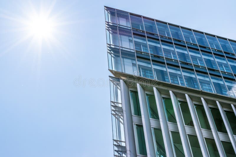 Edificios modernos del negocio con el fondo y el sol del cielo fotos de archivo Edificios modernos del negocio con el fondo y el sol del cielo fotos de archivo