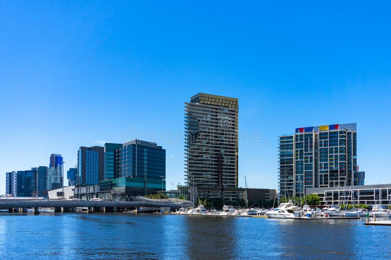 Edificios modernos en el banco del río el día soleado fotografía de archivo libre de regalías Edificios modernos en el banco del río el día soleado fotografía de archivo libre de regalías