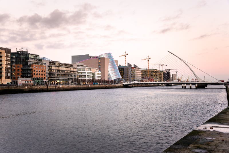 Edificios modernos y enovated junto al río Liffey en Dublín, Irlanda en el crepúsculo foto de archivo libre de regalías Edificios modernos y enovated junto al río Liffey en Dublín, Irlanda en el crepúsculo foto de archivo libre de regalías