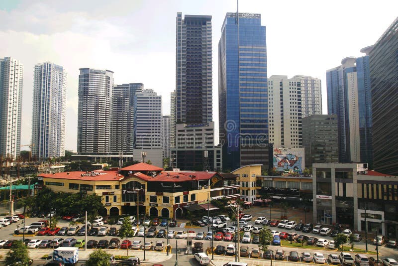 Edificios, rascacielos y centros comerciales dentro de Bonifacio Global City imagen de archivo Edificios, rascacielos y centros comerciales dentro de Bonifacio Global City imagen de archivo