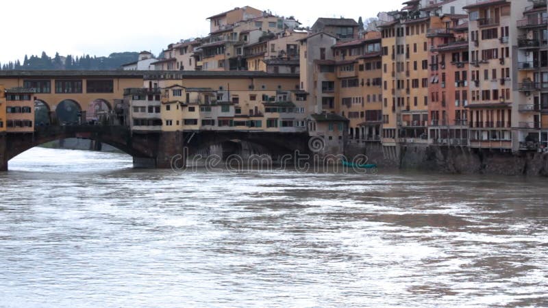 Edificios y agua en Ponte Vecchio