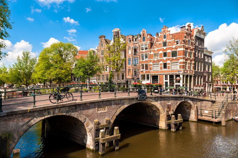 Edificios y canales que se inclinan de Amsterdam