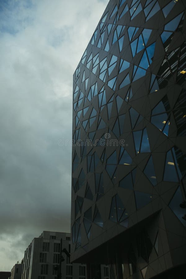 Edifício com fachada negra na noruega