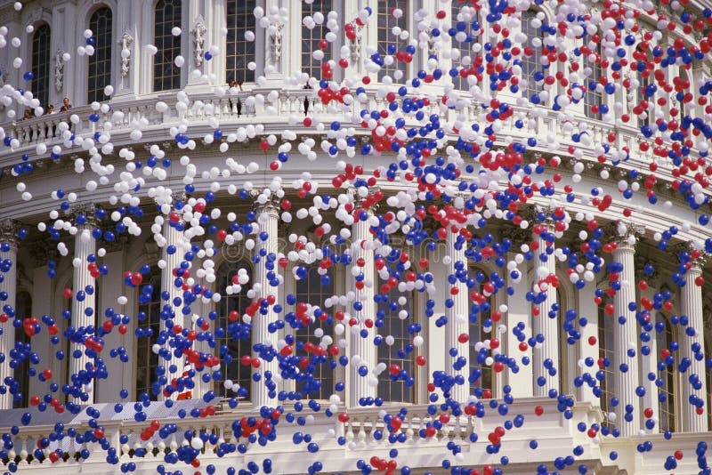 Edifício do Capitólio com o balão vermelho, branco, e azul imagens de stock Edifício do Capitólio com o balão vermelho, branco, e azul imagens de stock
