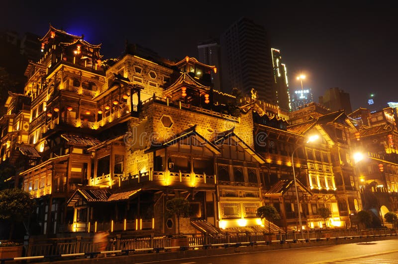 Edifício tradicional chinês à noite foto de stock
