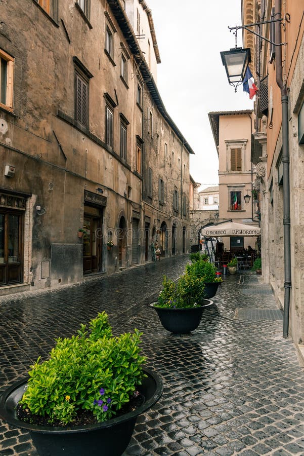 Edifícios e becos medievais italianos no centro histórico da bela cidade de Spoleto, na Região de Umbria, Itália fotografia de stock