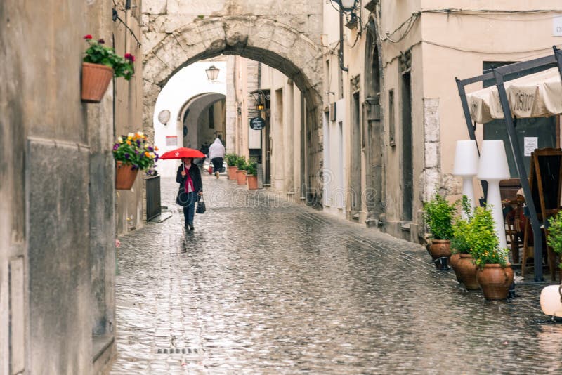 Edifícios e becos medievais italianos no centro histórico da bela cidade de Spoleto, num dia de chuva na Região da Úmbria, Itália imagens de stock