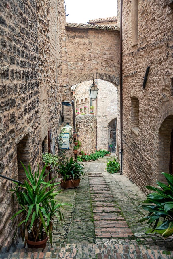 Edifícios e becos medievais tradicionais italianos no centro histórico da linda cidade de Spello, na Região da Úmbria, Itália imagem de stock