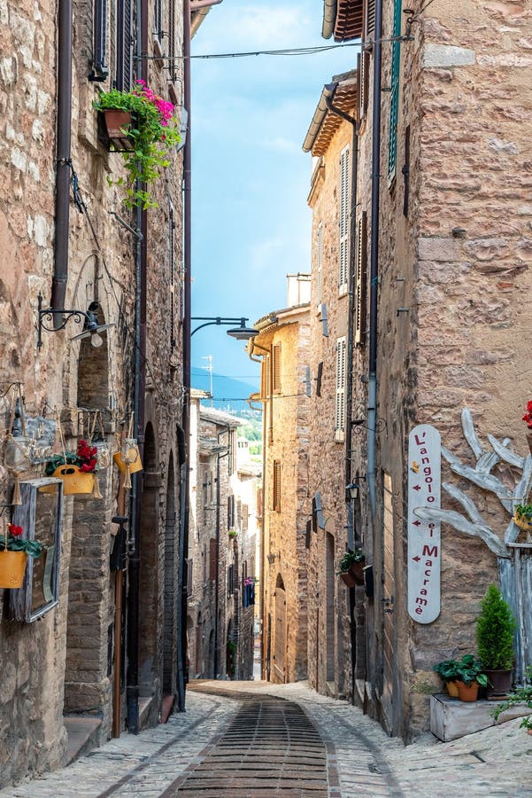 Edifícios e becos medievais tradicionais italianos no centro histórico da linda cidade de Spello, na Região da Úmbria, Itália fotografia de stock royalty free