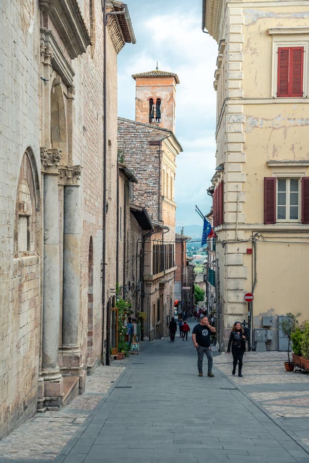 Edifícios e becos medievais tradicionais italianos no centro histórico da linda cidade de Spello, na Região da Úmbria, Itália imagem de stock