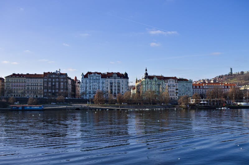 Edifícios tradicionais da Boêmia ao longo do rio Vltava, Praga, República Checa foto de stock Edifícios tradicionais da Boêmia ao longo do rio Vltava, Praga, República Checa foto de stock