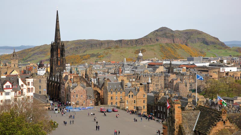 EDIMBURGO, ESCOCIA - 6 DE MAYO DE 2016: Vista general de Edimburgo del castillo de Edimburgo con el ` s Seat del parque y de Artu foto de archivo libre de regalías EDIMBURGO, ESCOCIA - 6 DE MAYO DE 2016: Vista general de Edimburgo del castillo de Edimburgo con el ` s Seat del parque y de Artu foto de archivo libre de regalías