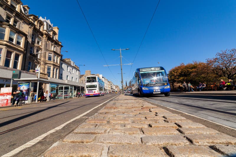 Edimburgo, Escócia, Reino Unido - 18 de abril de 2014: Transporte público, i e ônibus, táxis e bondes em príncipes Rua em Edimbur imagens de stock royalty free Edimburgo, Escócia, Reino Unido - 18 de abril de 2014: Transporte público, i e ônibus, táxis e bondes em príncipes Rua em Edimbur imagens de stock royalty free