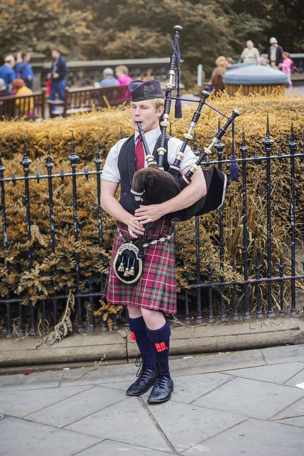 Edinburgh Bagpiper Street Performing Editorial Image - Image of skirt ...