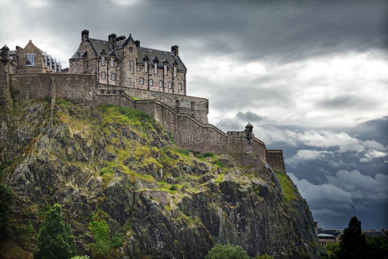 Illuminazione drammatica come nubi di tempesta si radunano intorno al Castello di Edimburgo, in Scozia.